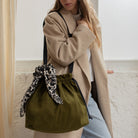 Sac bourse Manhattan vert olive porté à l'épaule, orné d'un foulard léopard – patron de couture Ikatee