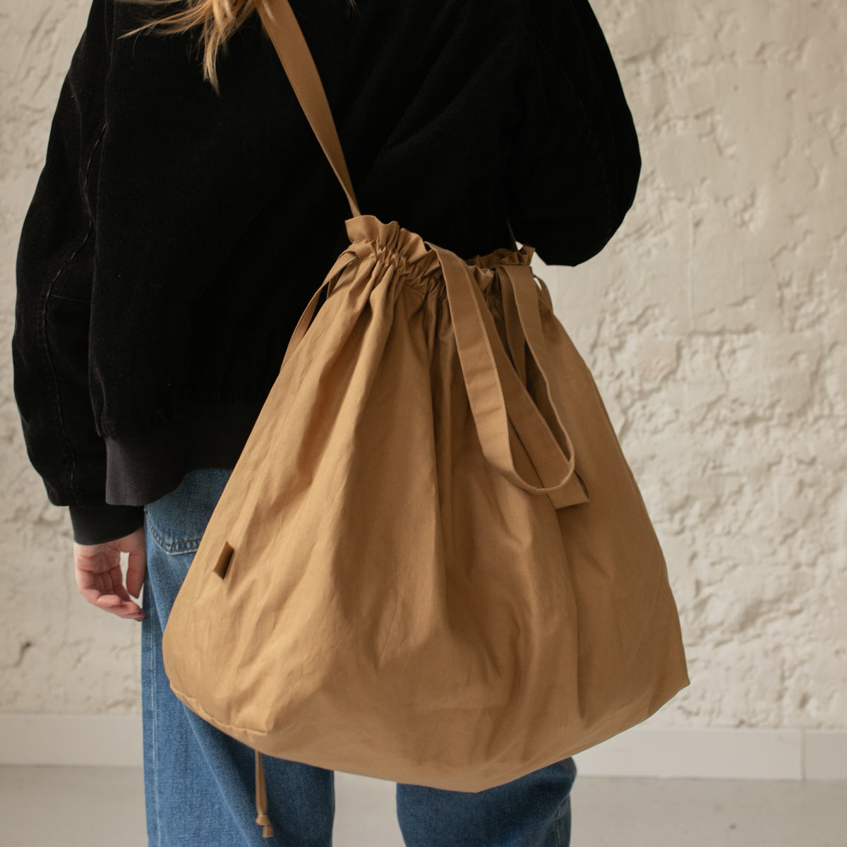Sac bourse Manhattan camel taille L porté à l'épaule – patron de couture Ikatee