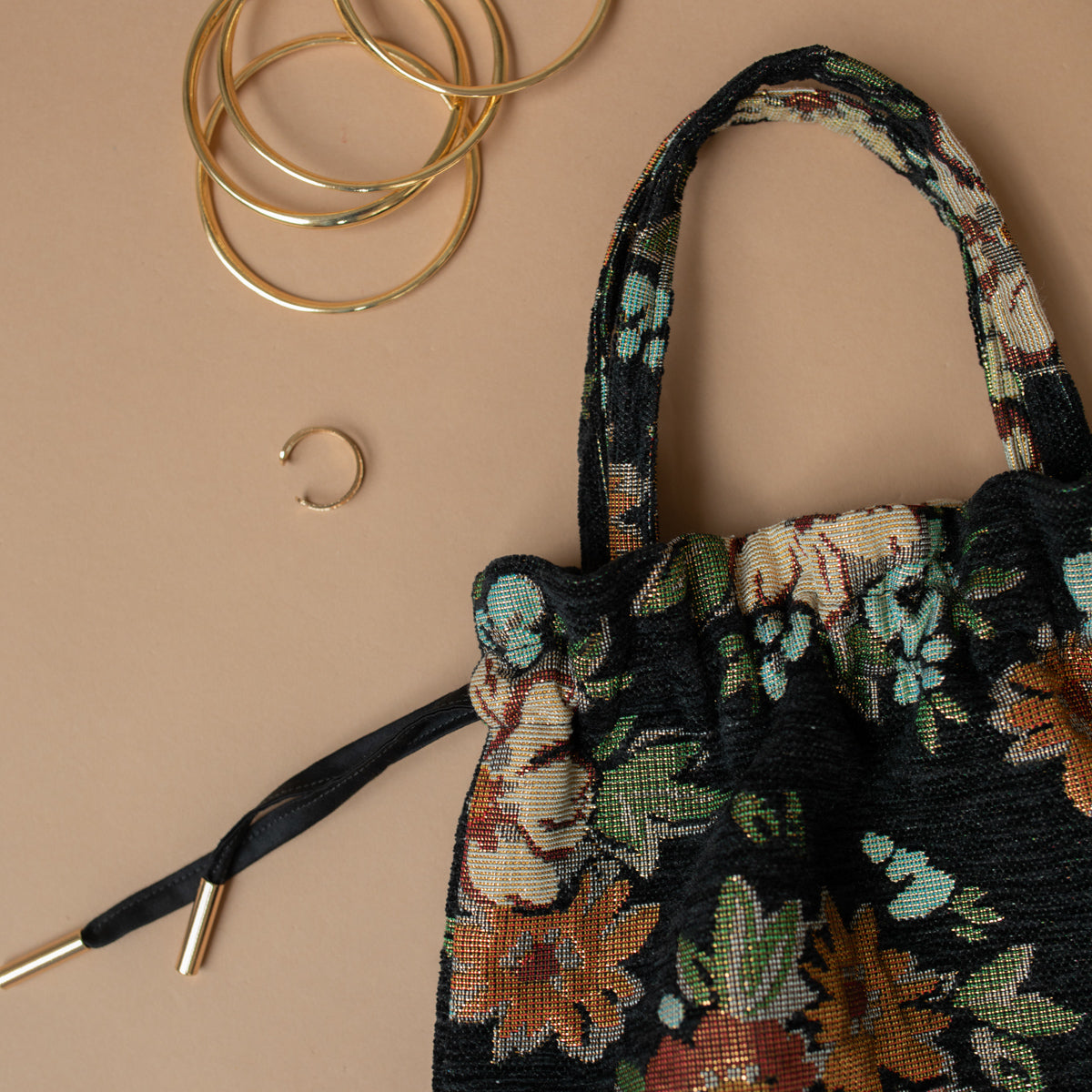 Détail des anses et des liens coulissants du sac bourse Manhattan en jacquard fleuri noir – patron de couture Ikatee