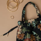 Détail des anses et des liens coulissants du sac bourse Manhattan en jacquard fleuri noir – patron de couture Ikatee