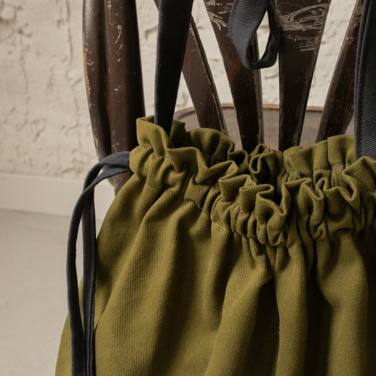 Détail des fronces de la coulisse d'un sac bourse Manhattan vert olive – patron de couture Ikatee