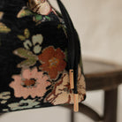 Détail du sac bourse Manhattan en jacquard fleuri noir, embouts dorés sur les liens coulissants – patron de couture Ikatee