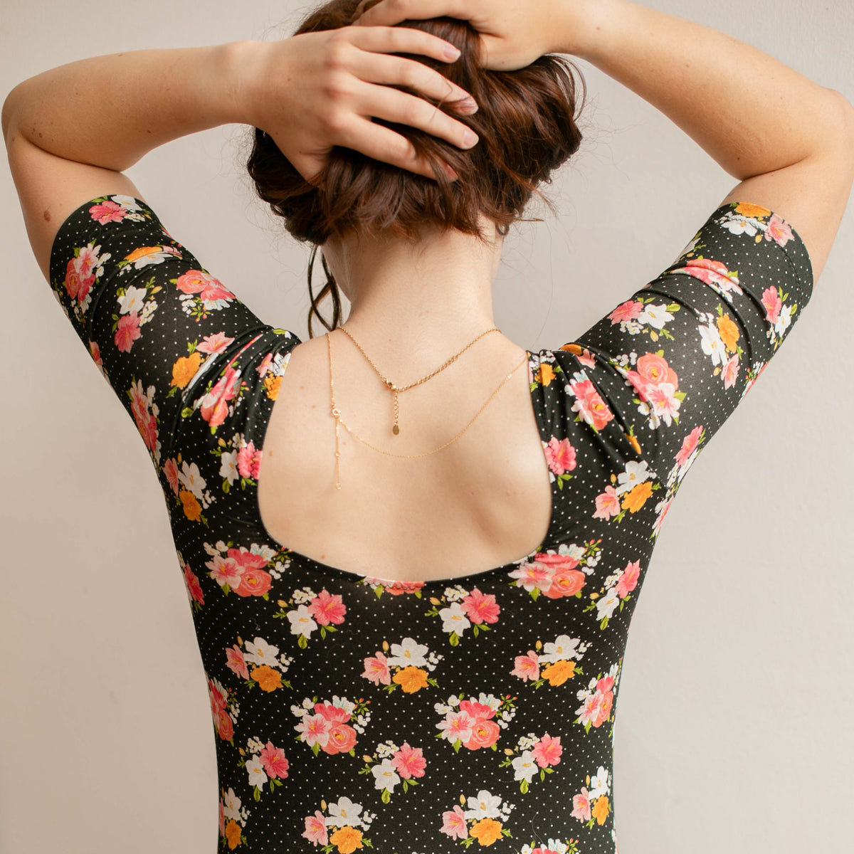 Gros plan sur l’encolure dos du body femme Paloma et ses finitions couture