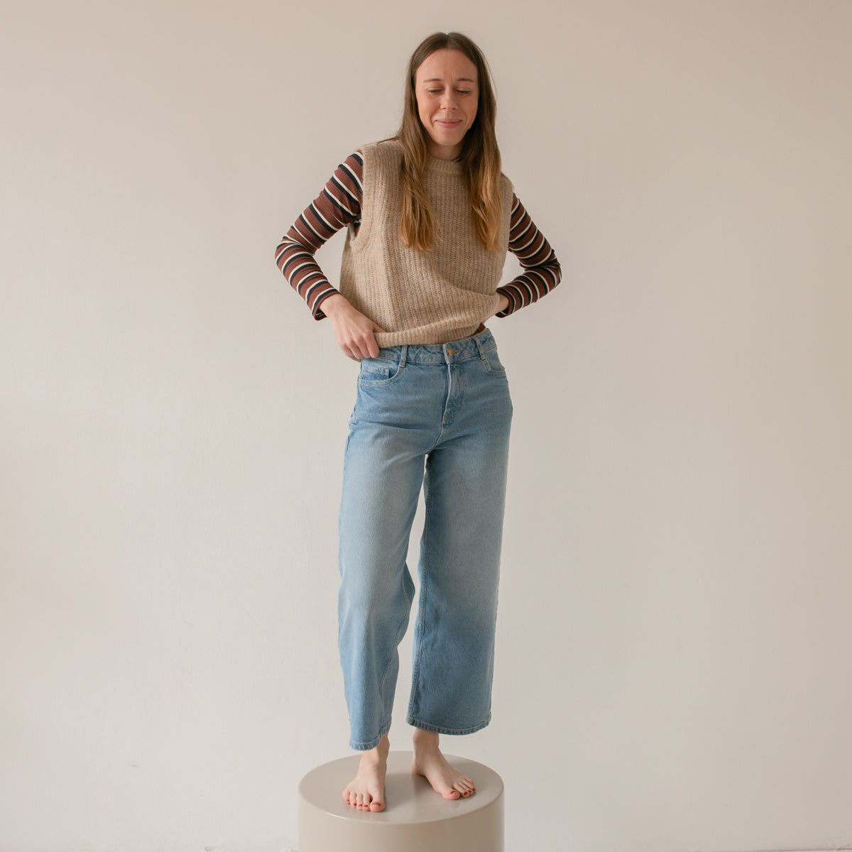 Body femme Paloma porté avec jean taille haute dans un look féminin moderne