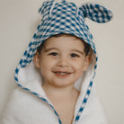 Enfant avec cape de bain vichy bleu