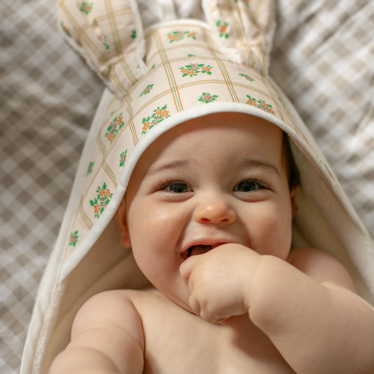 Bébé avec cape de bain