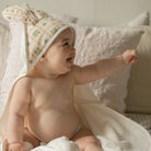 Bébé avec cape de bain et oreille de lapin