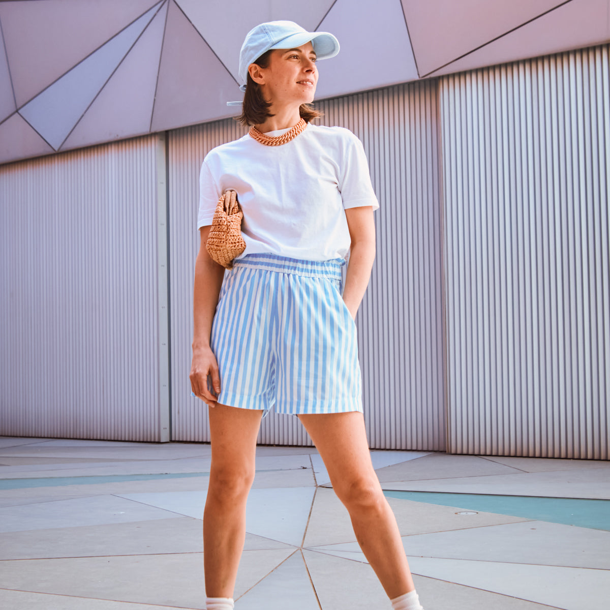 Short taille élastiquée Singapour porté par une femme, popeline rayée blanche et bleue Candy Stripe