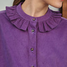 détail collerette chemise femme Amsterdam en velours milleraies lavande
