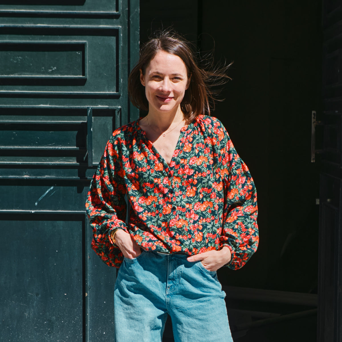 Blouse femme Okinawa en viscose fleurie Flora Viva, manches longues, vue de face