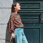 Vue de côté de la blouse Okinawa pour femme en viscose fleurie Flora Viva, manches longues