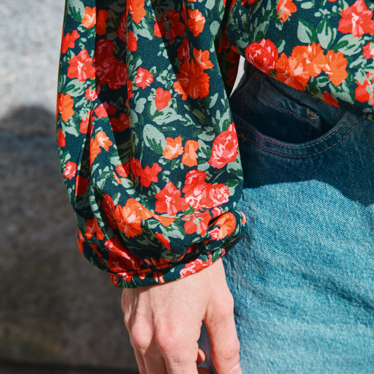 Détail des manches longues de la blouse Okinawa en viscose fleurie Flora Viva