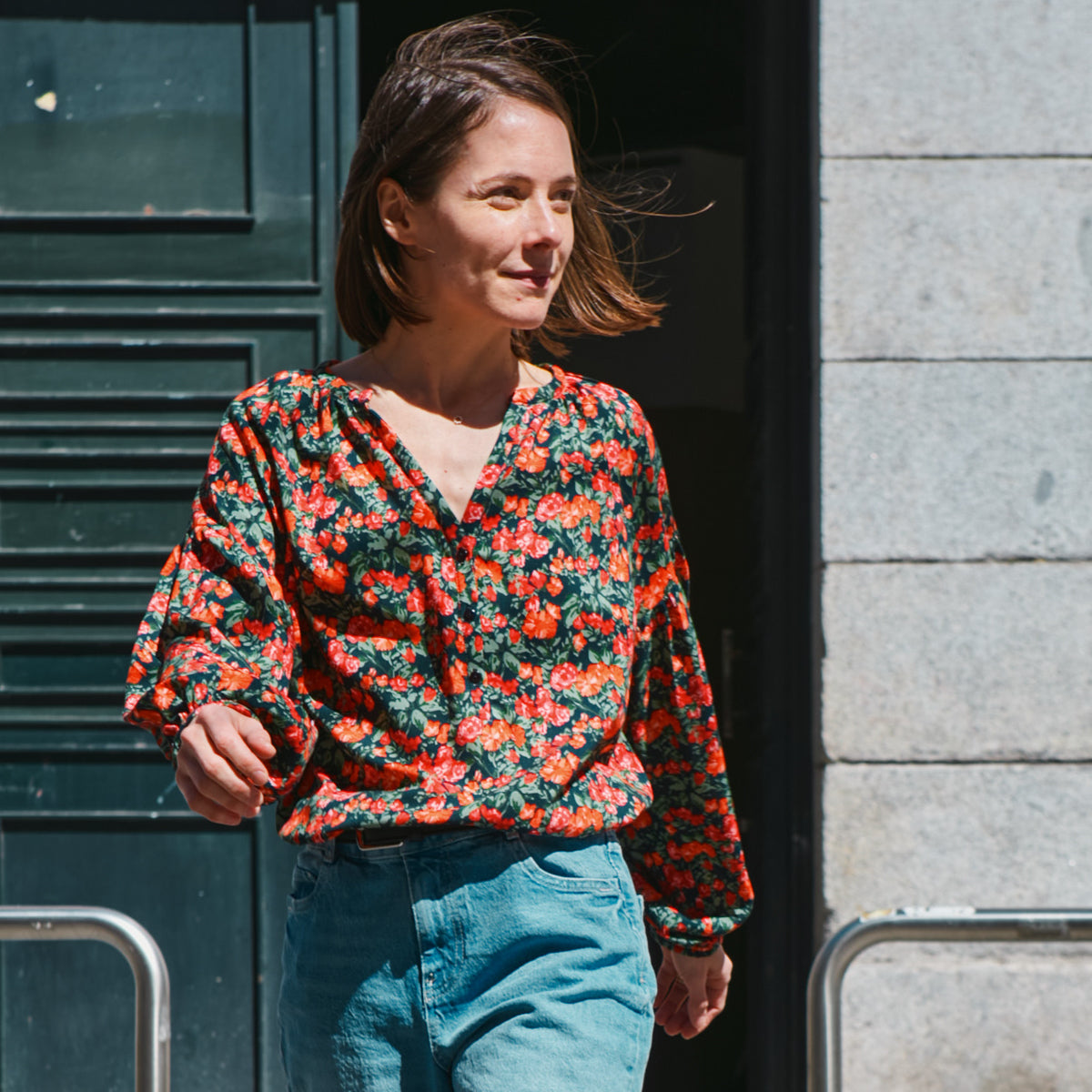 Blouse longue Okinawa portée par une femme, viscose fleurie Flora Viva, manches longues