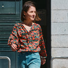 Blouse longue Okinawa portée par une femme, viscose fleurie Flora Viva, manches longues