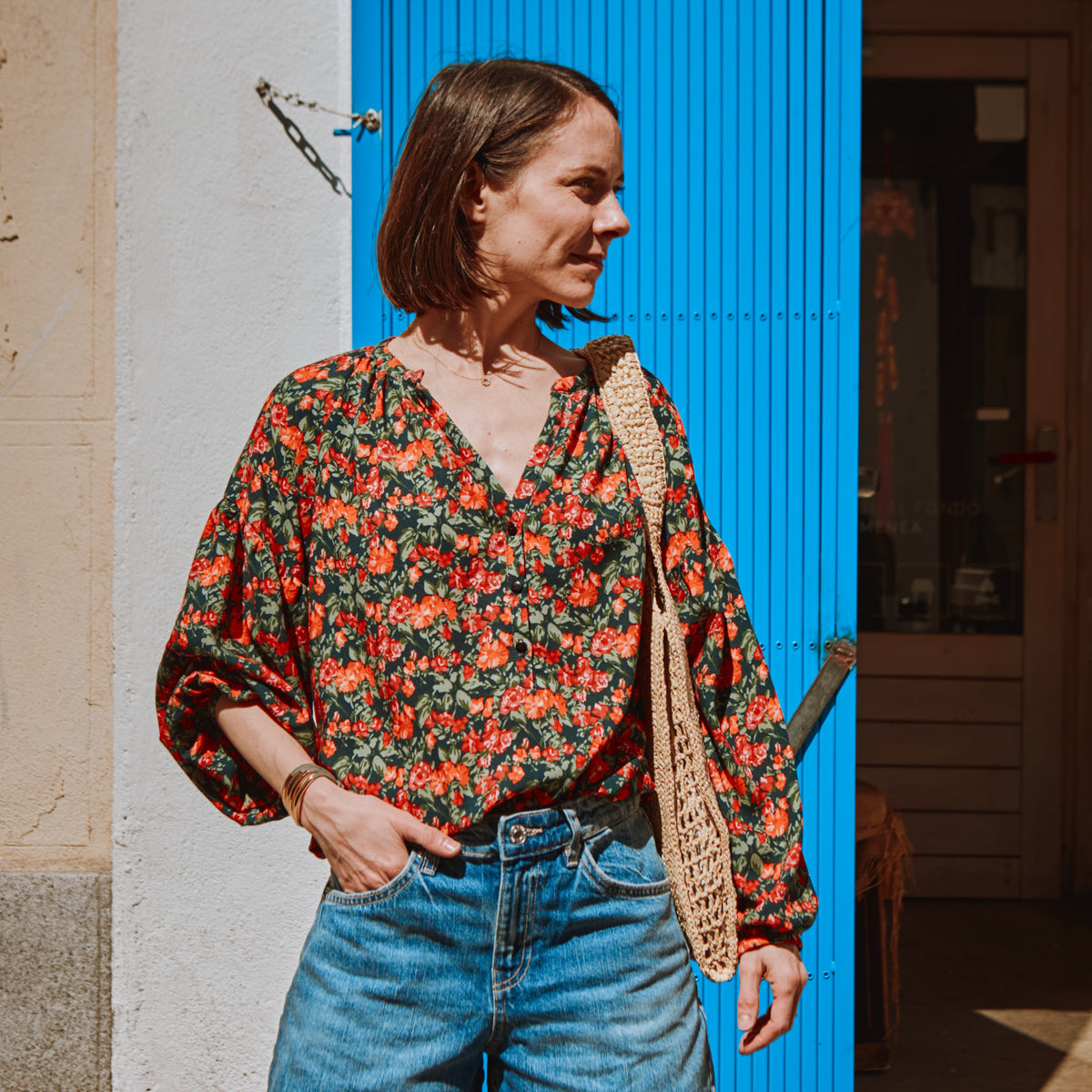 Blouse longue Okinawa portée par une femme, viscose fleurie Flora Viva, manches longues