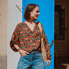 Blouse longue Okinawa portée par une femme, viscose fleurie Flora Viva, manches longues