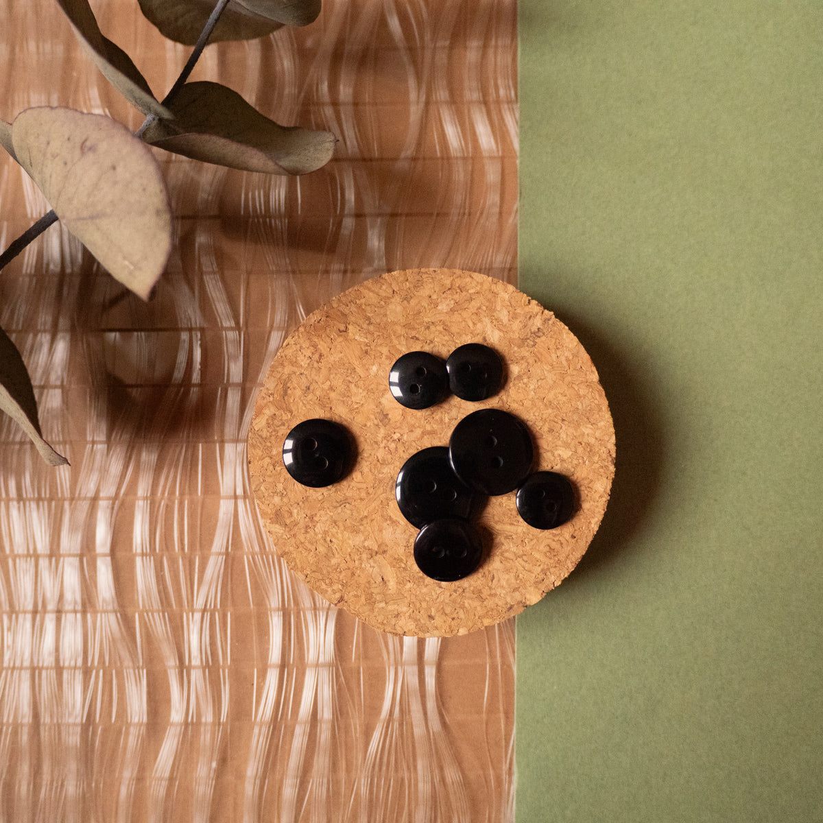 Fournitures incluses dans le kit couture blouse Okinawa : viscose fleurie Flora Viva, boutons et entoilage