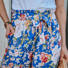 Gros plan sur le motif de la viscose Riviera du pantalon Singapour