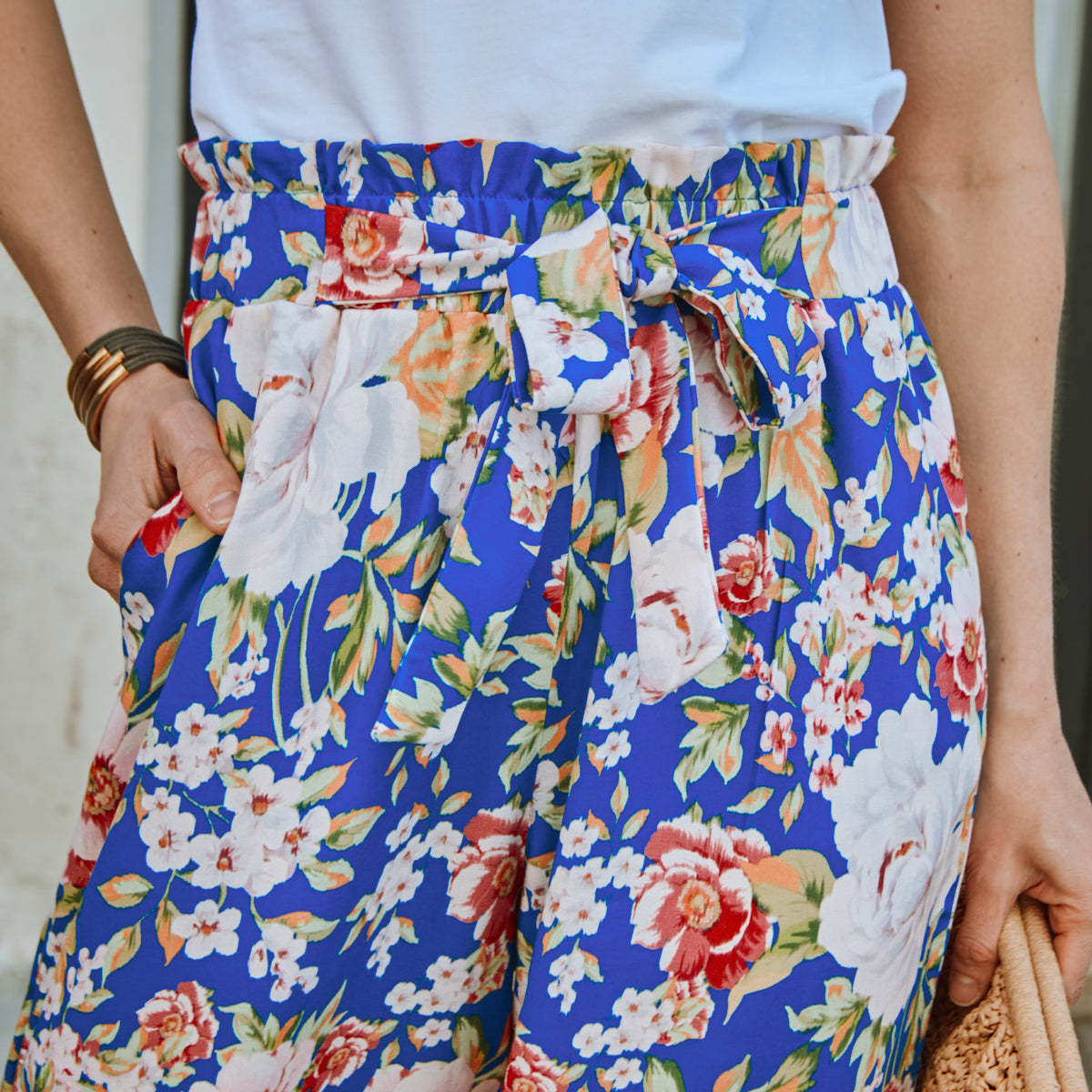 Gros plan sur le motif de la viscose Riviera du pantalon Singapour