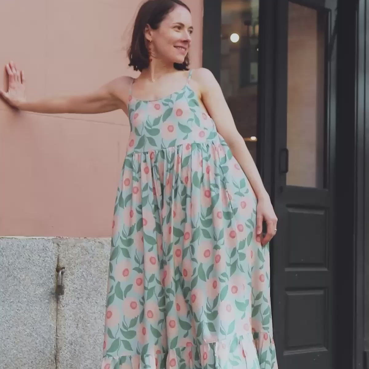 Vidéo d’une femme portant la robe Léna Mum en viscose Soft Bloom, montrant la coupe, le tombé et les détails du tissu en mouvement