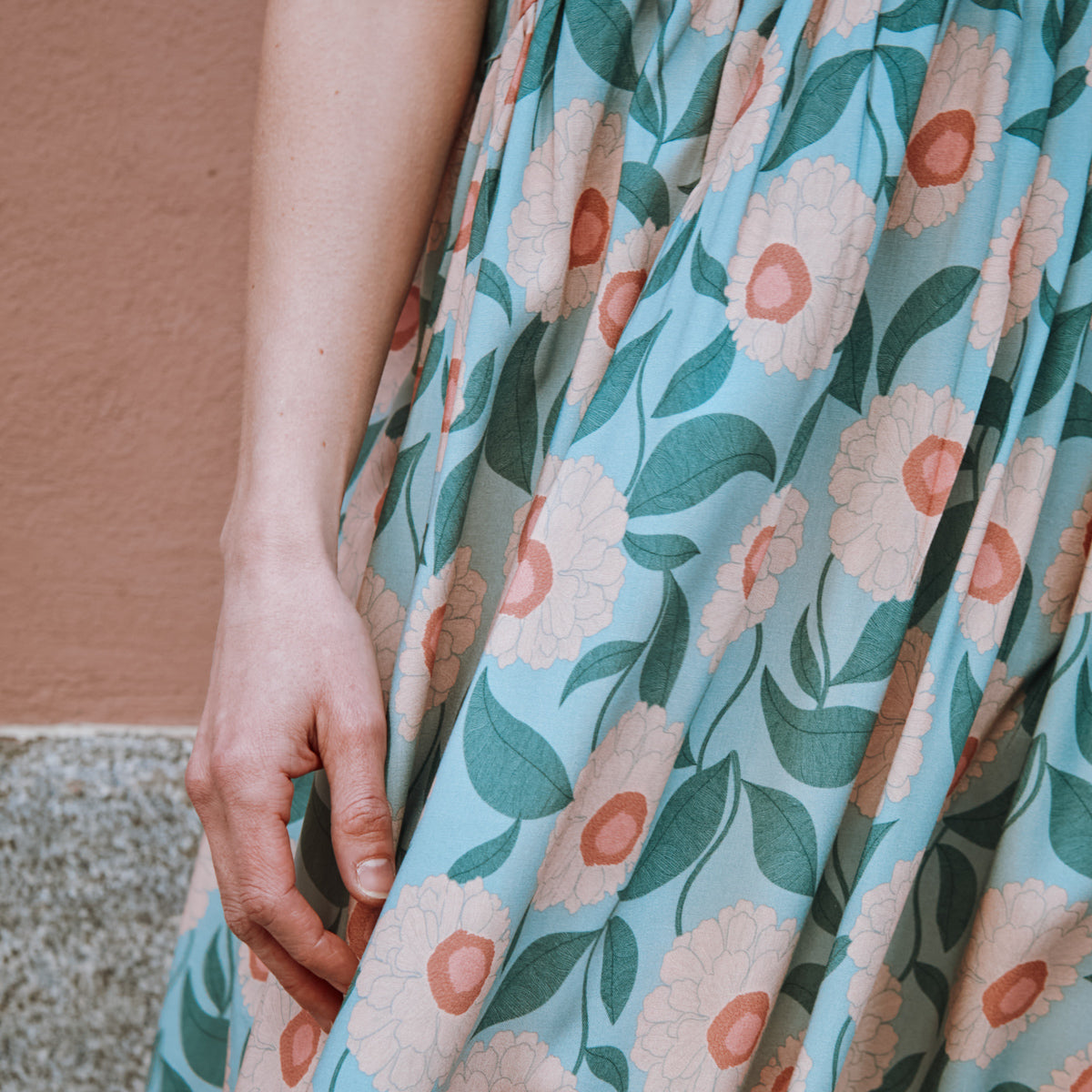 Gros plan sur la texture et le motif de la viscose fleurie Soft Bloom de la robe Léna Mum