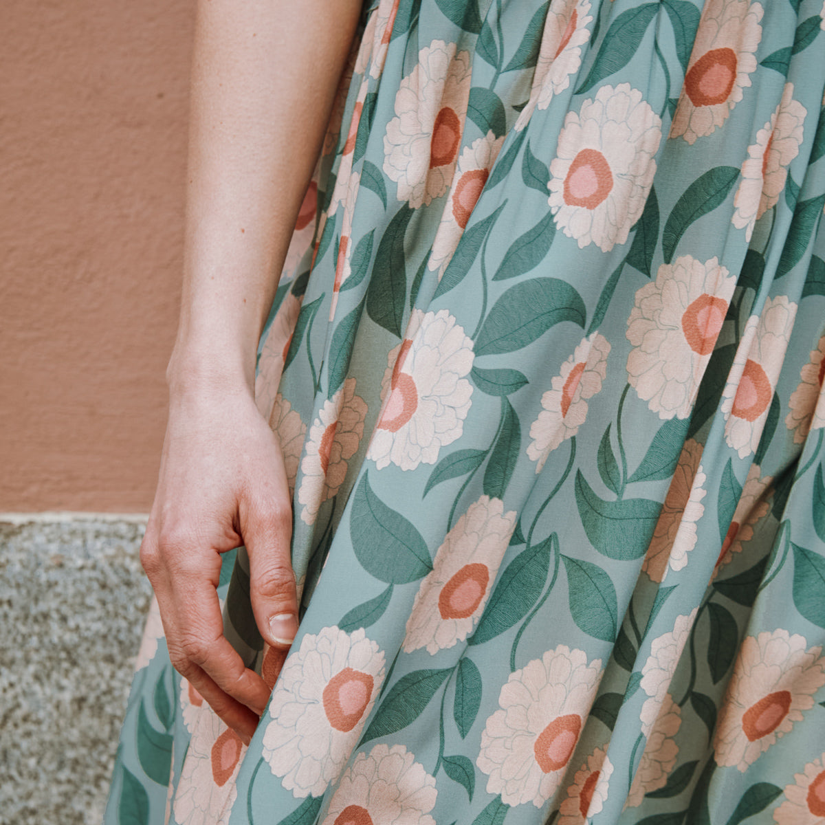 Gros plan sur la texture et le motif de la viscose fleurie Soft Bloom de la robe Léna Mum