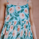 Gros plan sur la texture et le motif de la viscose fleurie Soft Bloom de la robe Léna Mum