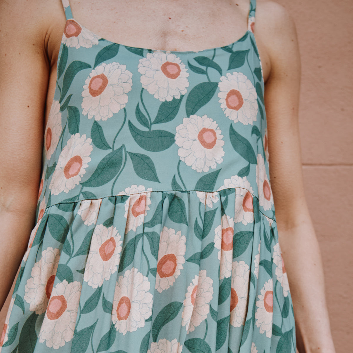 Gros plan sur la texture et le motif de la viscose fleurie Soft Bloom de la robe Léna Mum